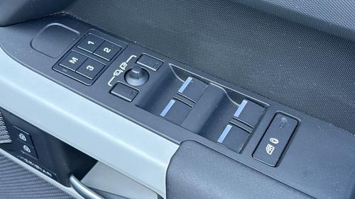 Land Rover Defender Photo autoimg-f2b9b3b6965781cf4c817e989bbf2724dfb9fa73.jpg