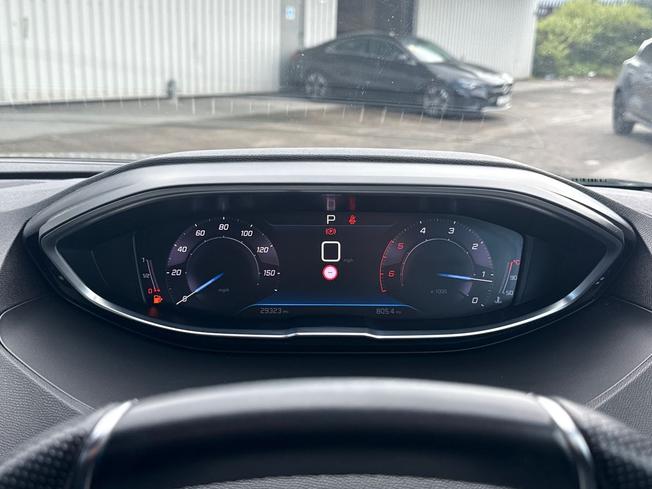 PEUGEOT 5008 Photo 15