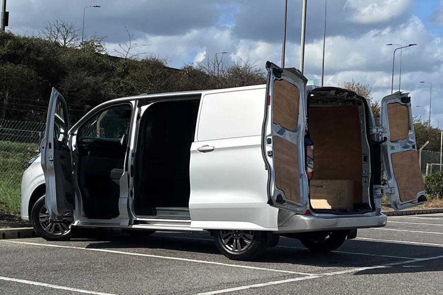 Ford TRANSIT CUSTOM Photo autoimg-f2c843a26b6a1121f4afd6db0f8d0f24f6db303b.jpg