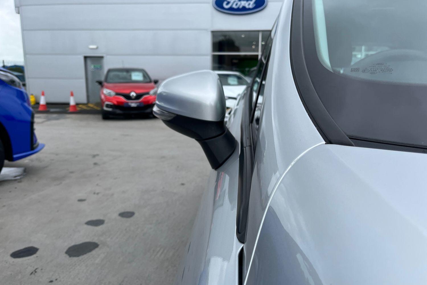 Ford FIESTA Photo 24