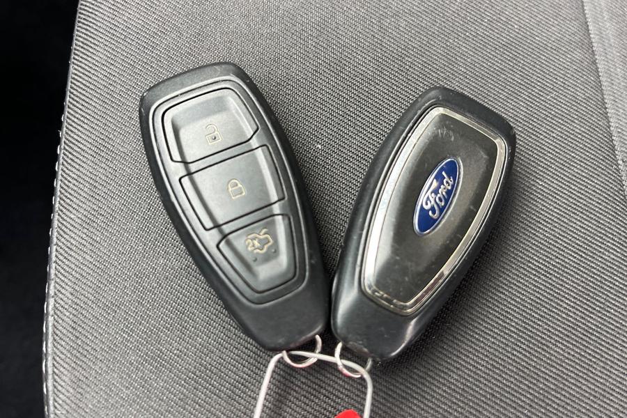Ford KUGA Photo autoimg-f330bc5588f15337d1a7224362384256f43510da.jpg