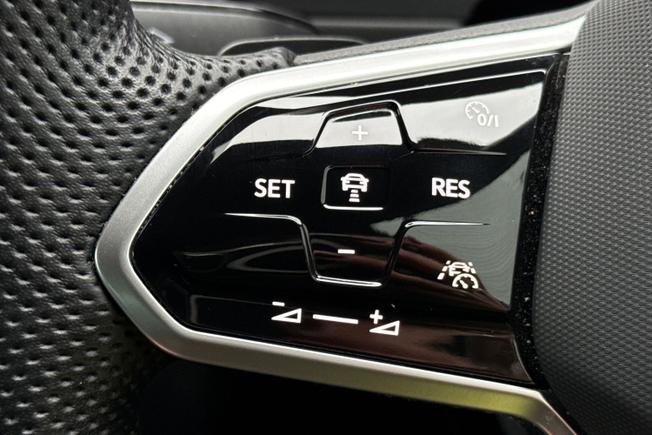 VOLKSWAGEN Tiguan Photo 16