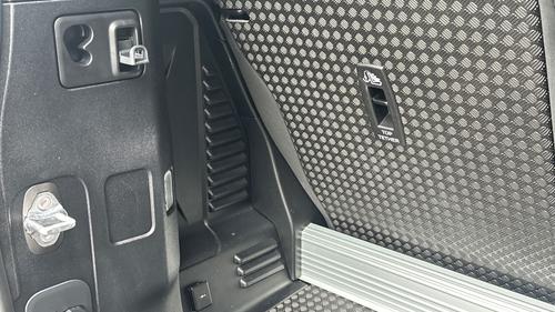 Land Rover Defender Photo autoimg-f36f8958bf83b3751907c37a8097687fd029bb18.jpg