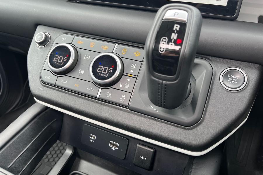 Land Rover Defender 110 Photo autoimg-f370530ee4a426bdd6b8e44a082d2cc1081f59fd.jpg