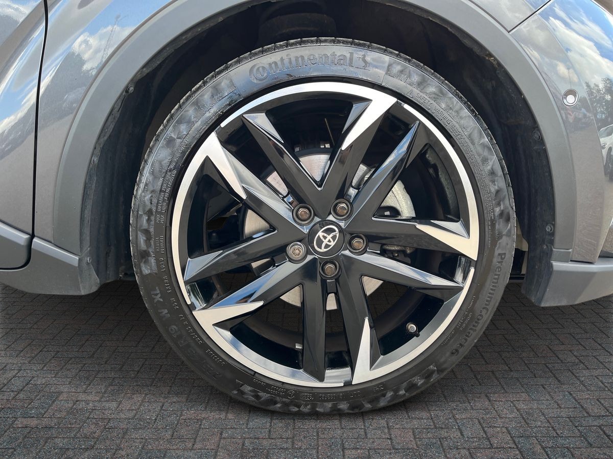 Toyota C-HR Photo 8