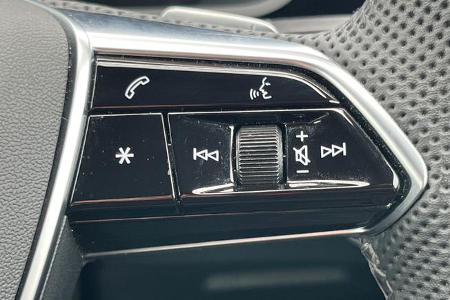 AUDI Q8 E-Tron Photo 17