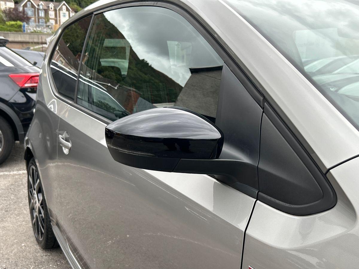 Volkswagen up! Photo autoimg-f3f9bec0dd09a8d72aec75f8b7308376e1d8a1a3.jpg
