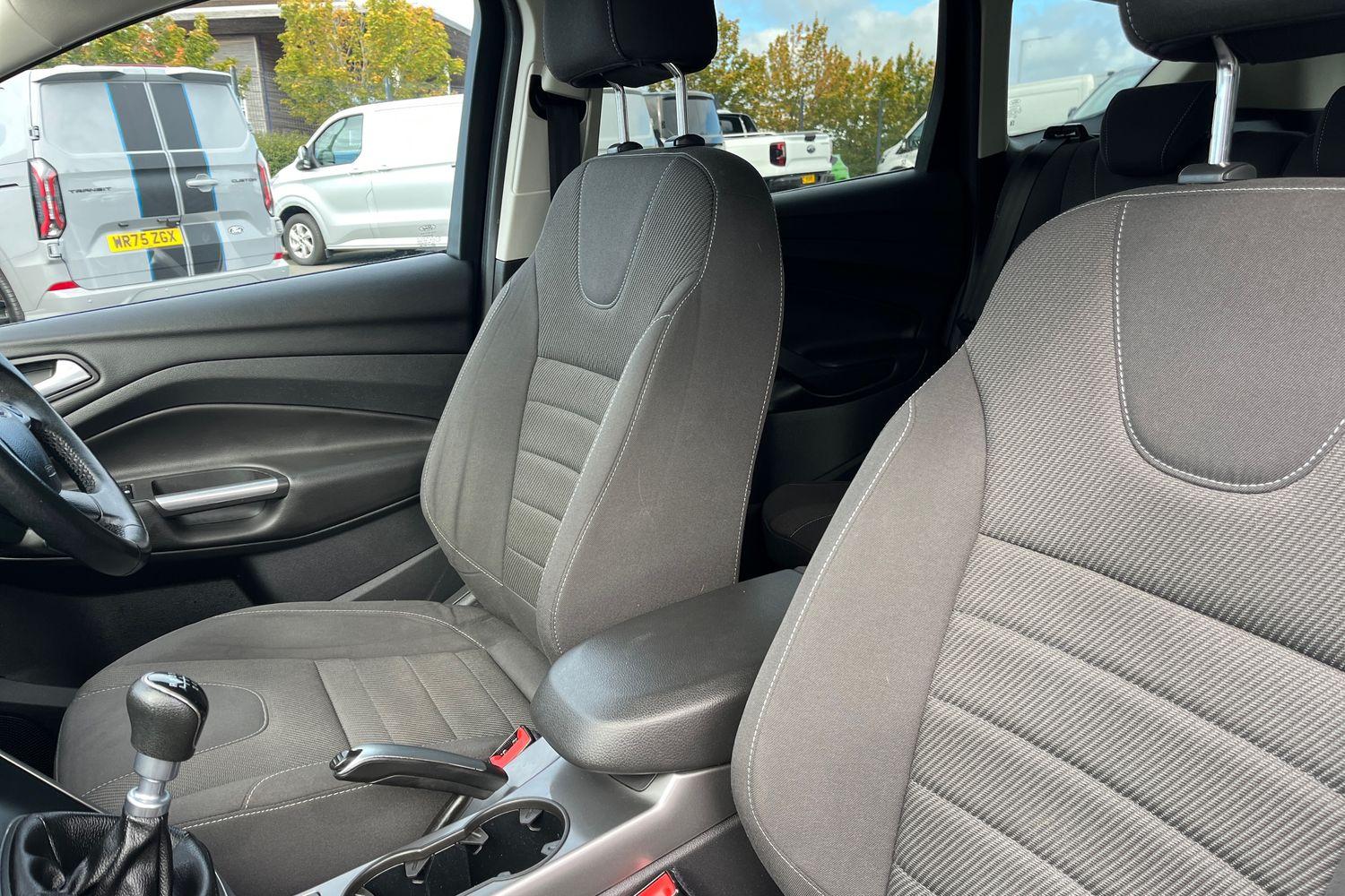 Ford KUGA Photo 18