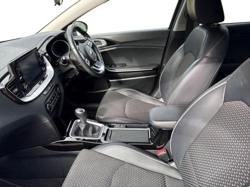 Kia XCEED Photo autoimg-f4189a702b1f5fe30c764a5d54af645b46c02d0a.jpg