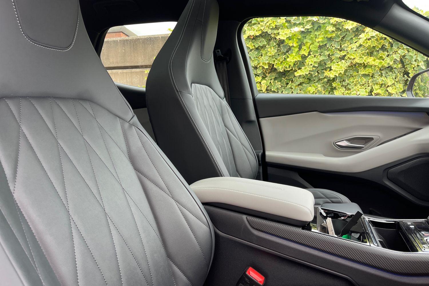 Ford EXPLORER Photo 16
