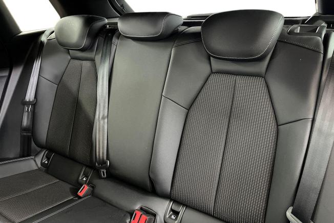 AUDI Q4 e-tron Photo 9