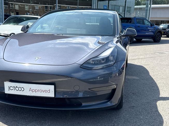 TESLA Model 3 Photo 27