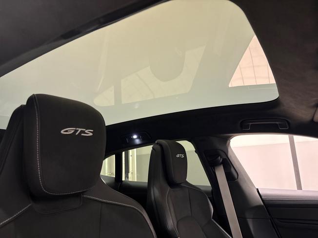 PORSCHE Taycan Photo 28