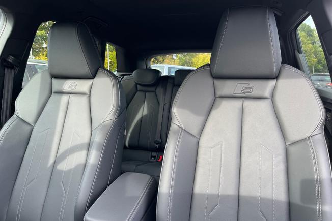 AUDI Q4 e-tron Photo 21