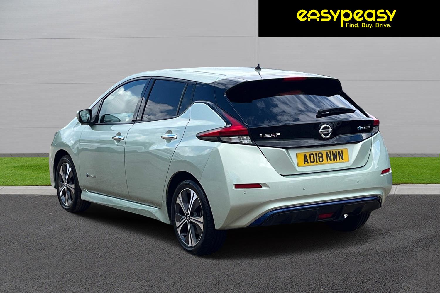 Nissan LEAF Photo 1