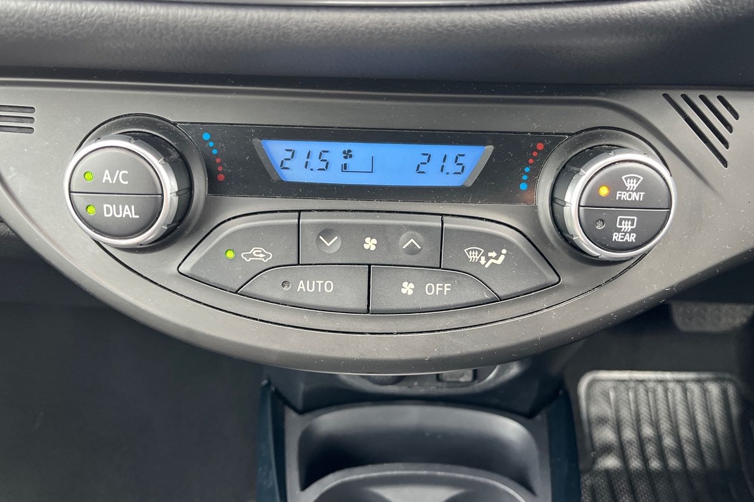 Toyota Yaris Photo 32