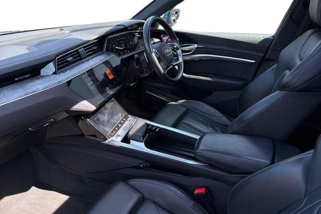 AUDI e-tron Photo 2