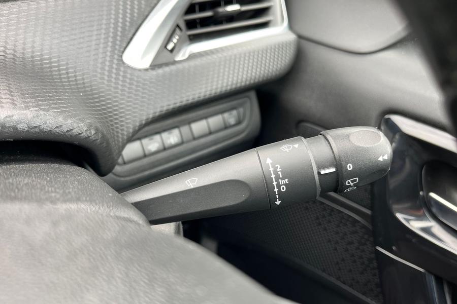 Peugeot 208 Photo autoimg-f4f77bc199575eab820fb2c4ac0019e652ad5e2a.jpg