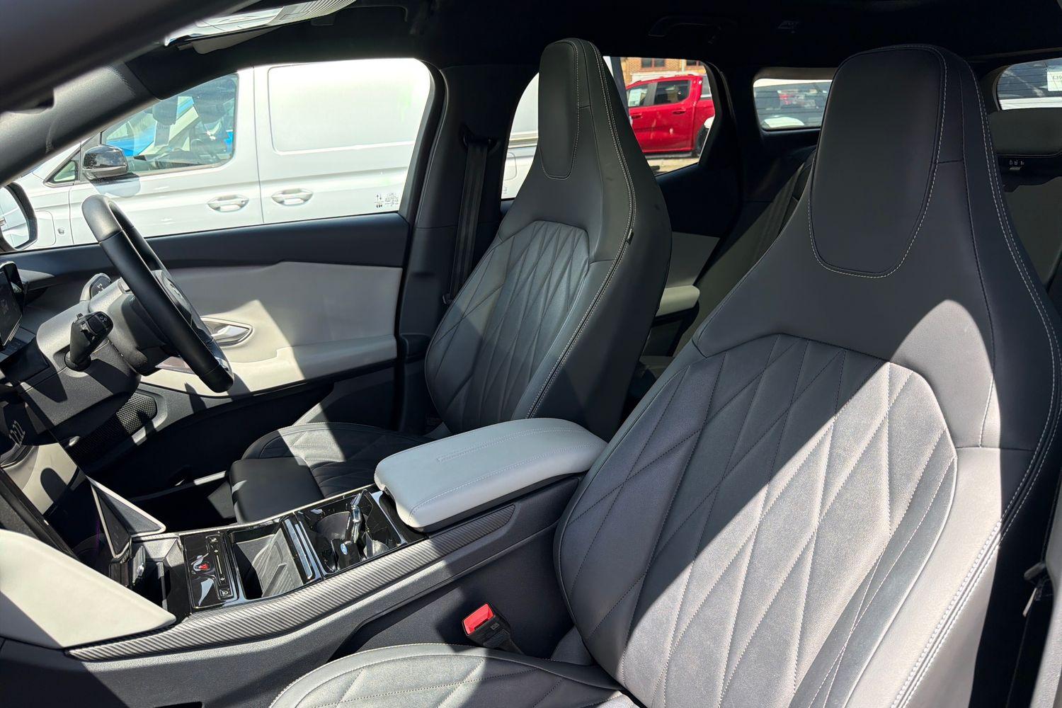 Ford EXPLORER Photo 18