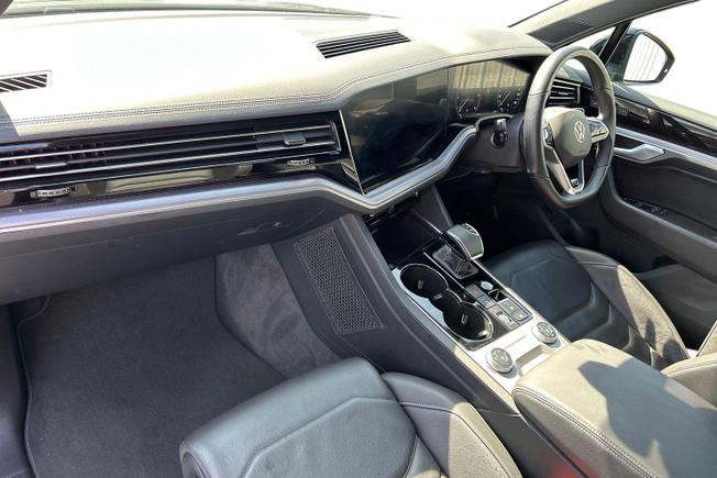 VOLKSWAGEN Touareg Photo 2