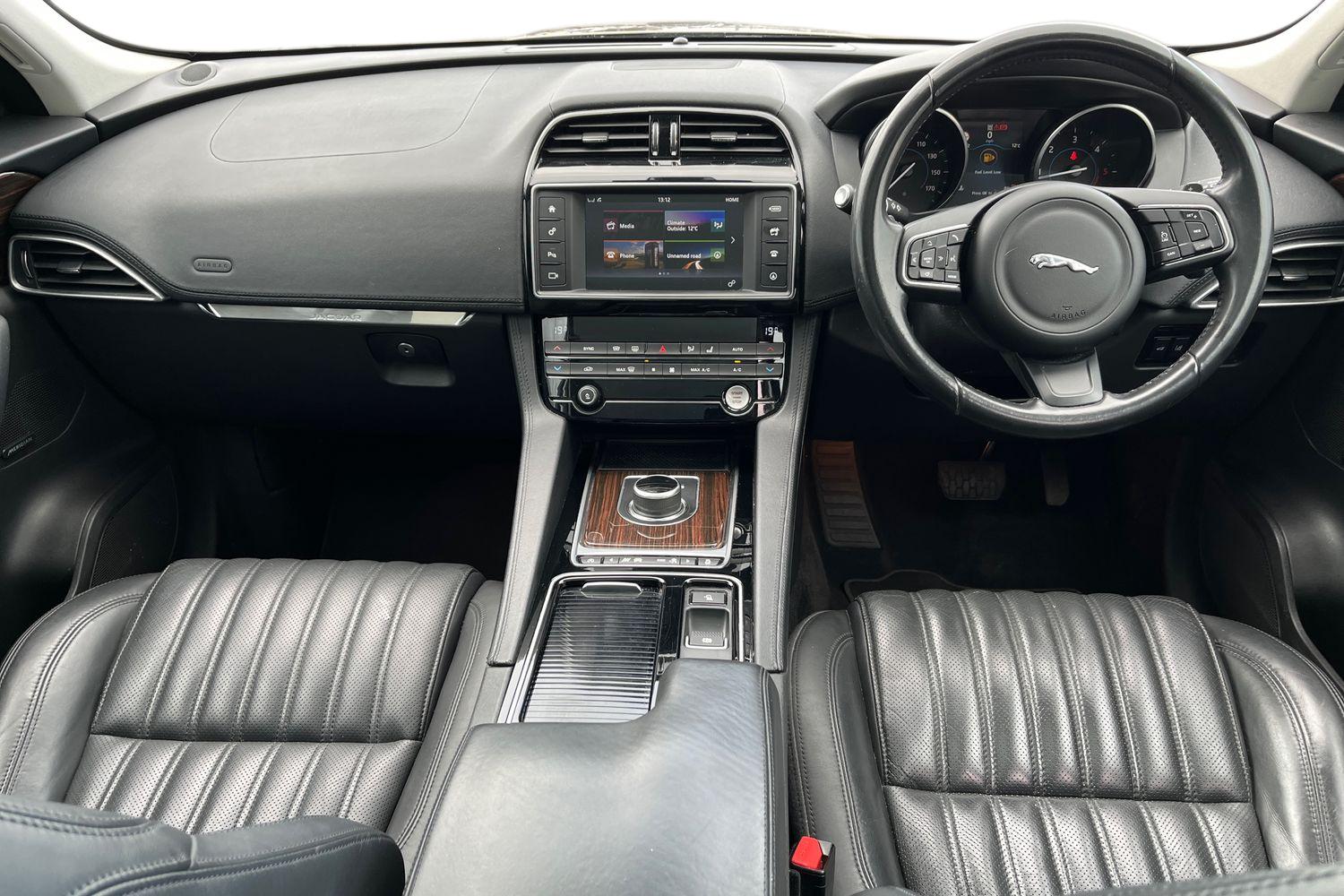 Jaguar F-PACE Photo 9