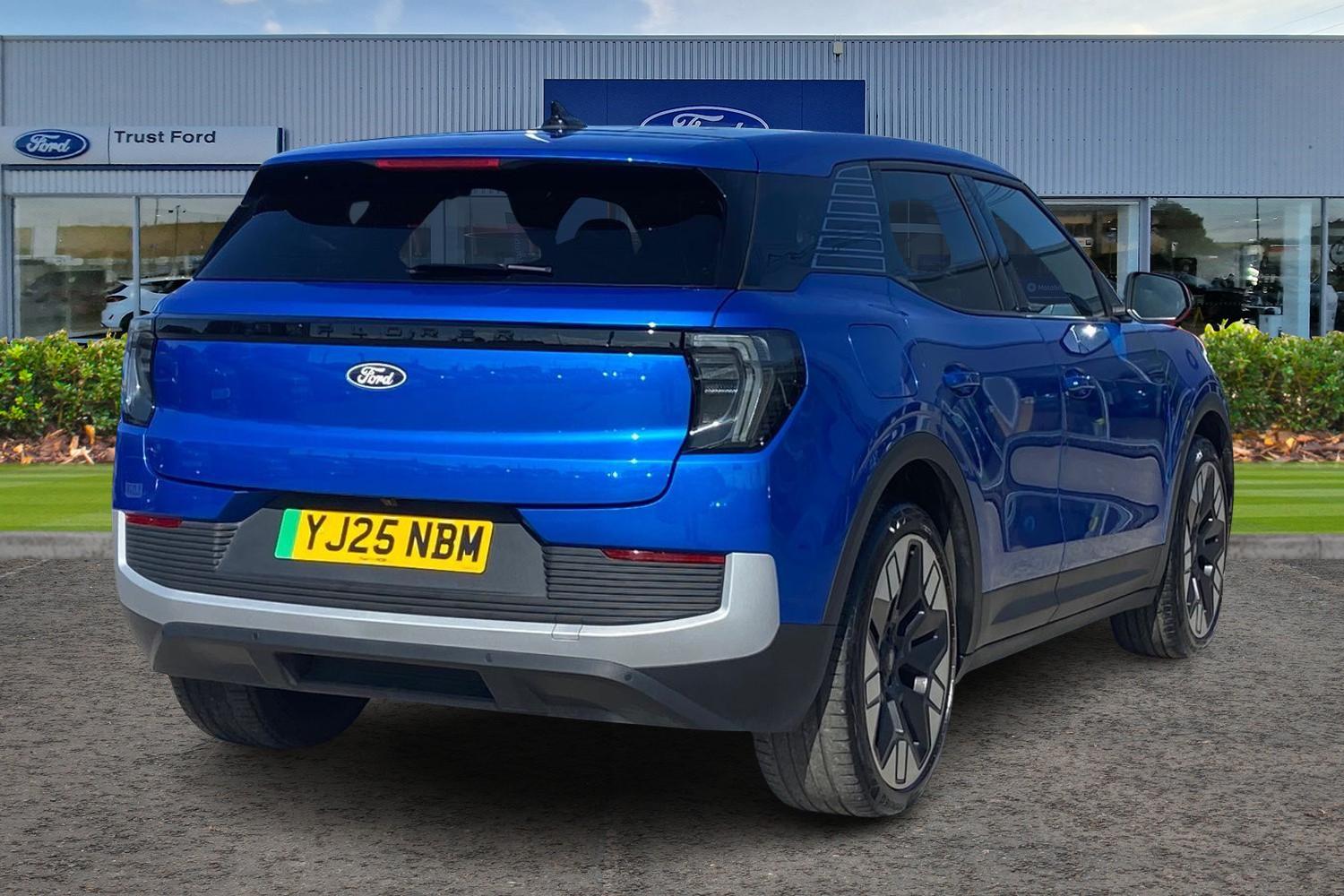 Ford Explorer Photo 3