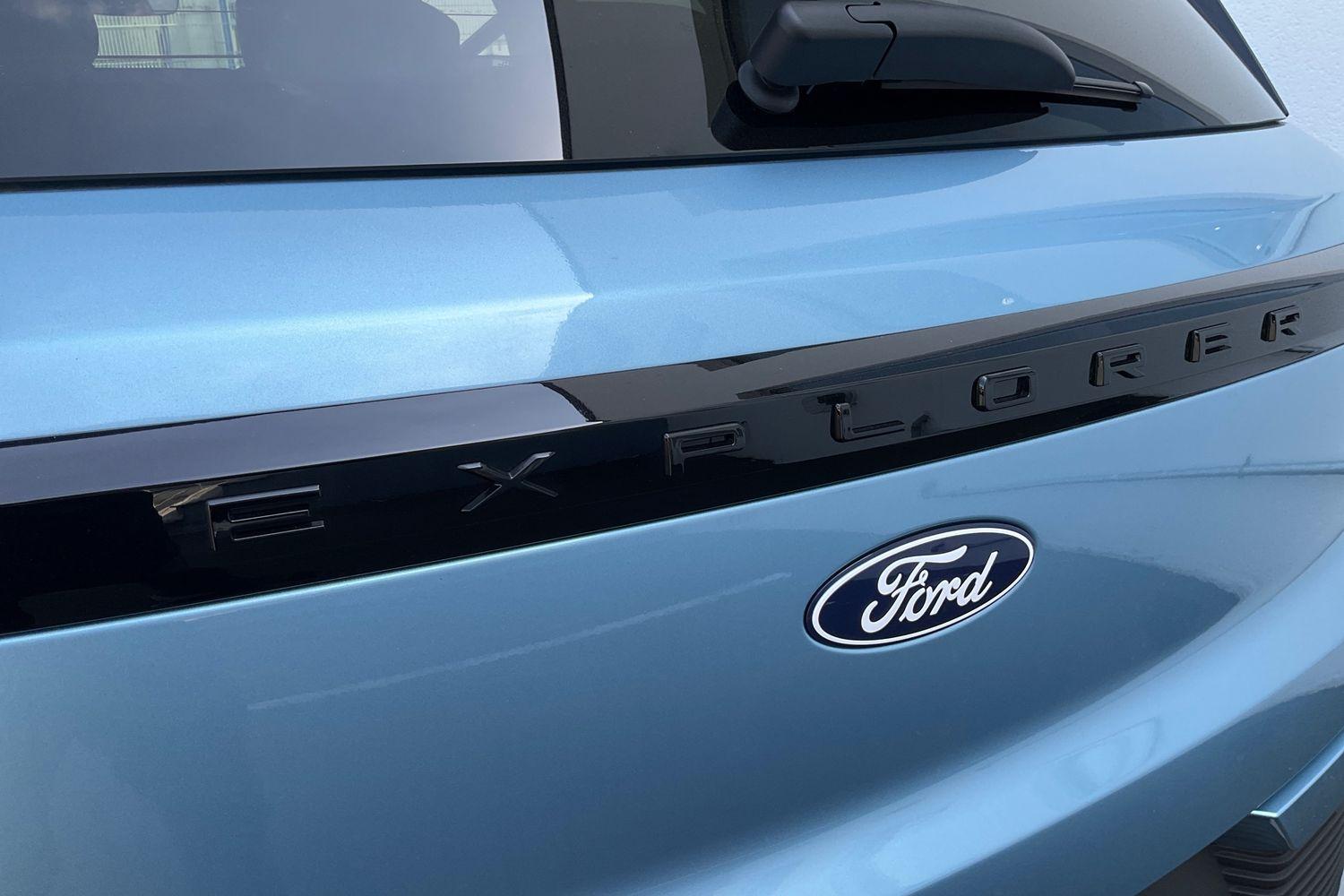 Ford EXPLORER Photo 38