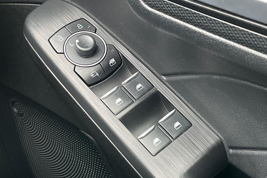 Ford KUGA Photo autoimg-f5b3513e62e8bb5e92375c7cc938f908aff27b52.jpg