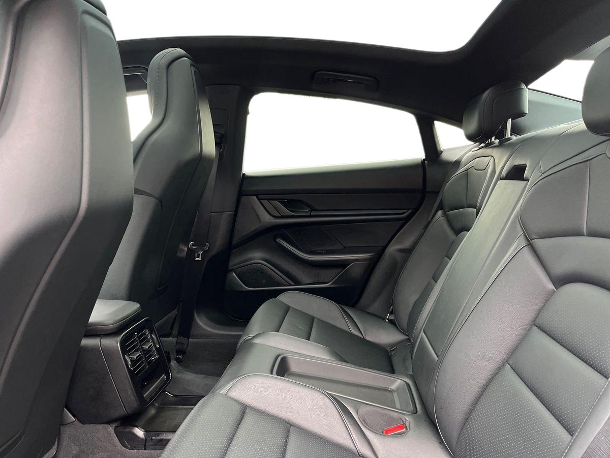 Porsche Taycan Photo 3