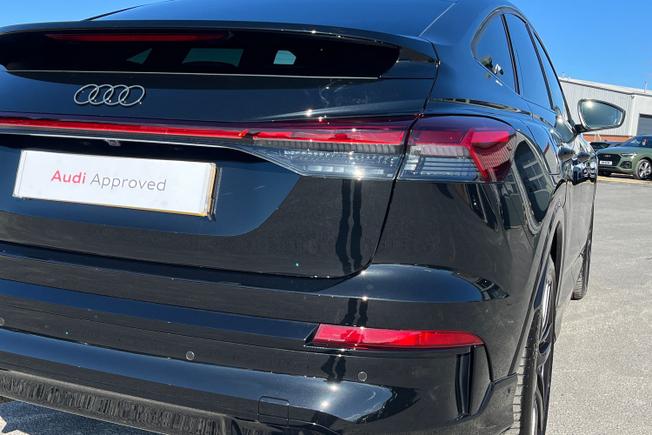 Audi Q4 e-tron Photo 18