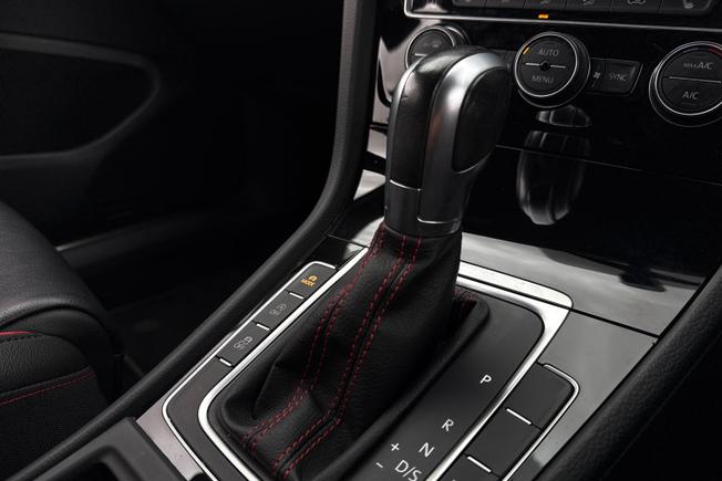 VOLKSWAGEN Golf Photo 23