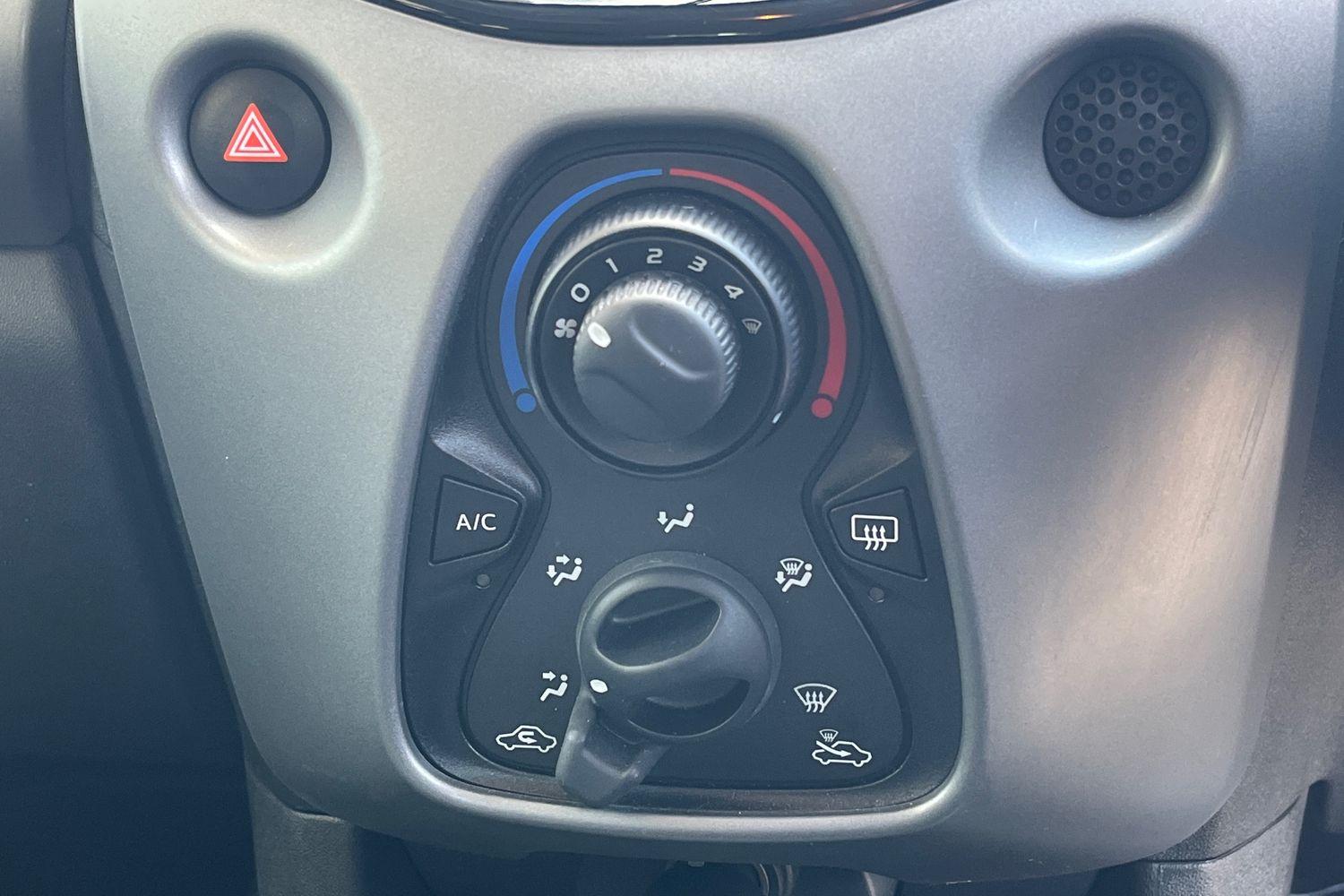 Toyota AYGO Photo 25