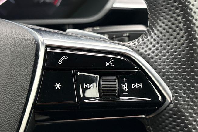 AUDI E-Tron S Photo 17