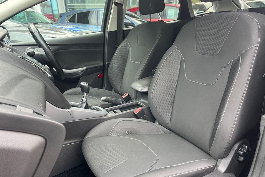 Ford FOCUS Photo autoimg-f63a4f21646c7df710e204359bbf61f86880c6c5.jpg