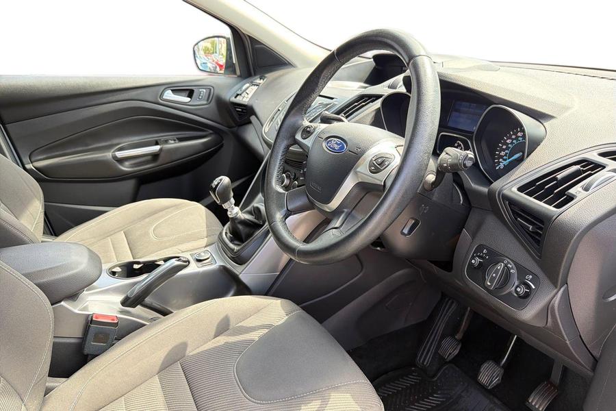 Ford KUGA Photo autoimg-f67ac95497229d994bf3640fc596c08ba7700cc4.jpg
