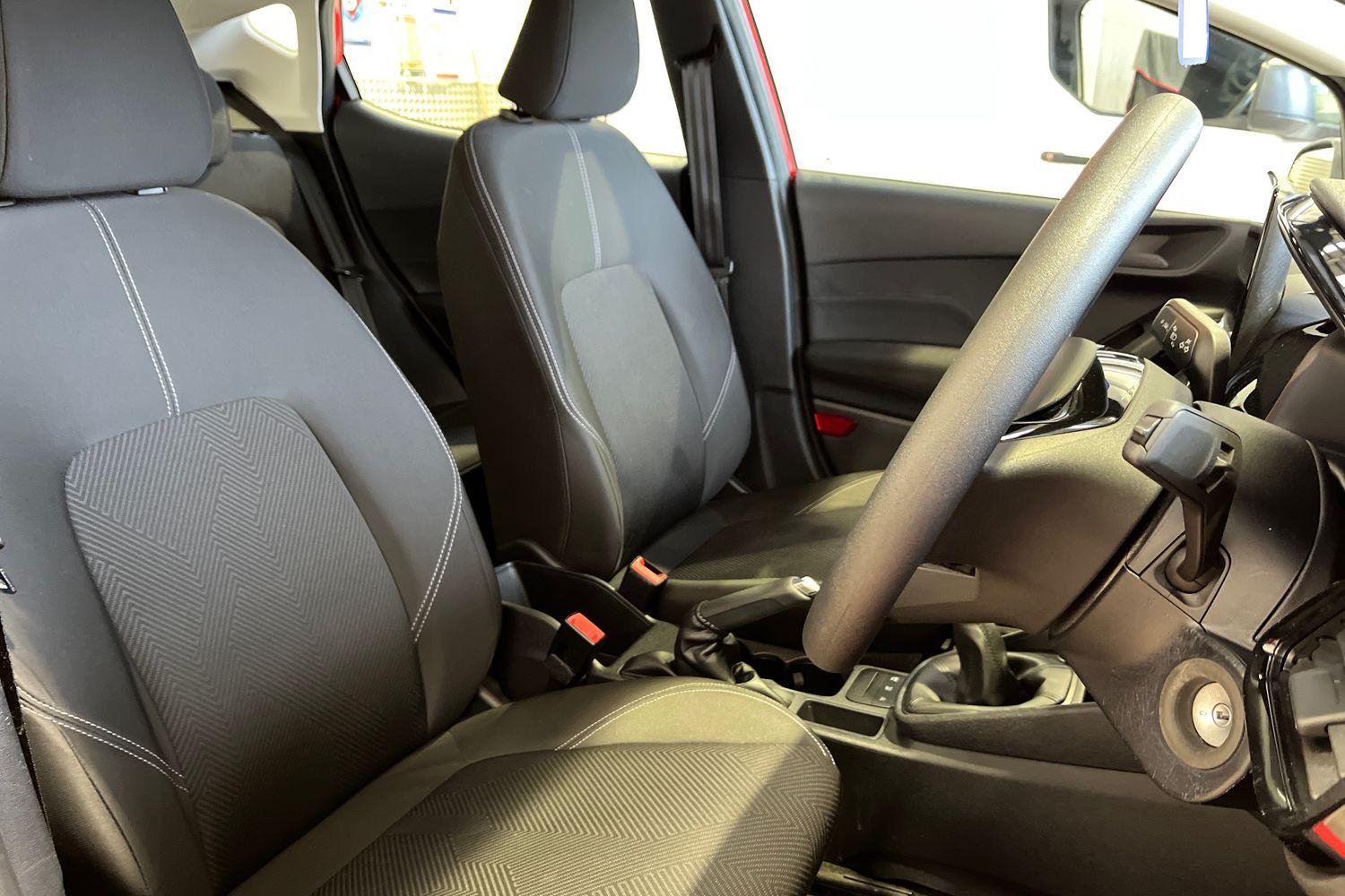 Ford FIESTA Photo 16
