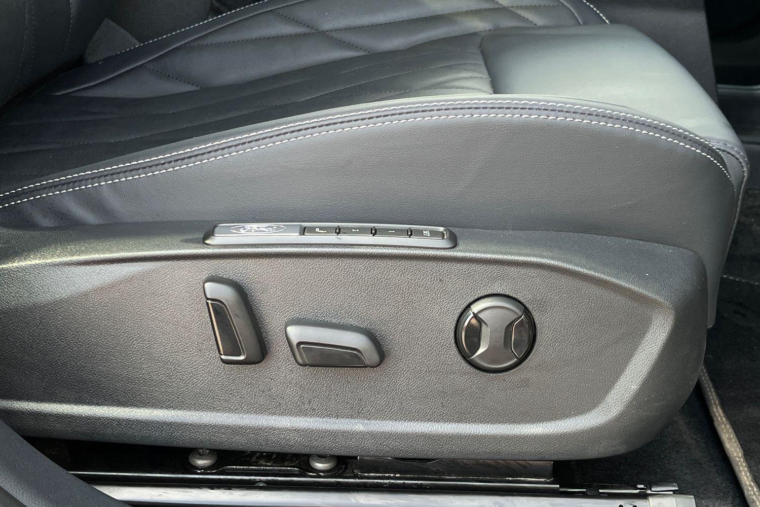 Ford EXPLORER Photo 35