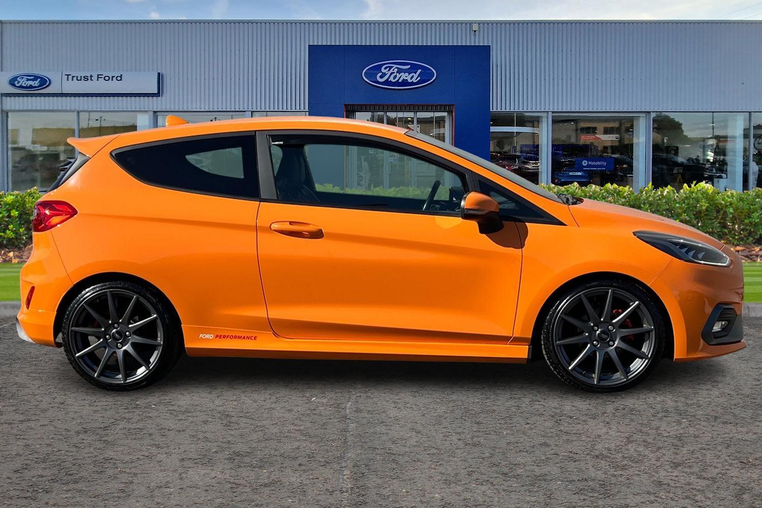 Ford FIESTA Photo 2