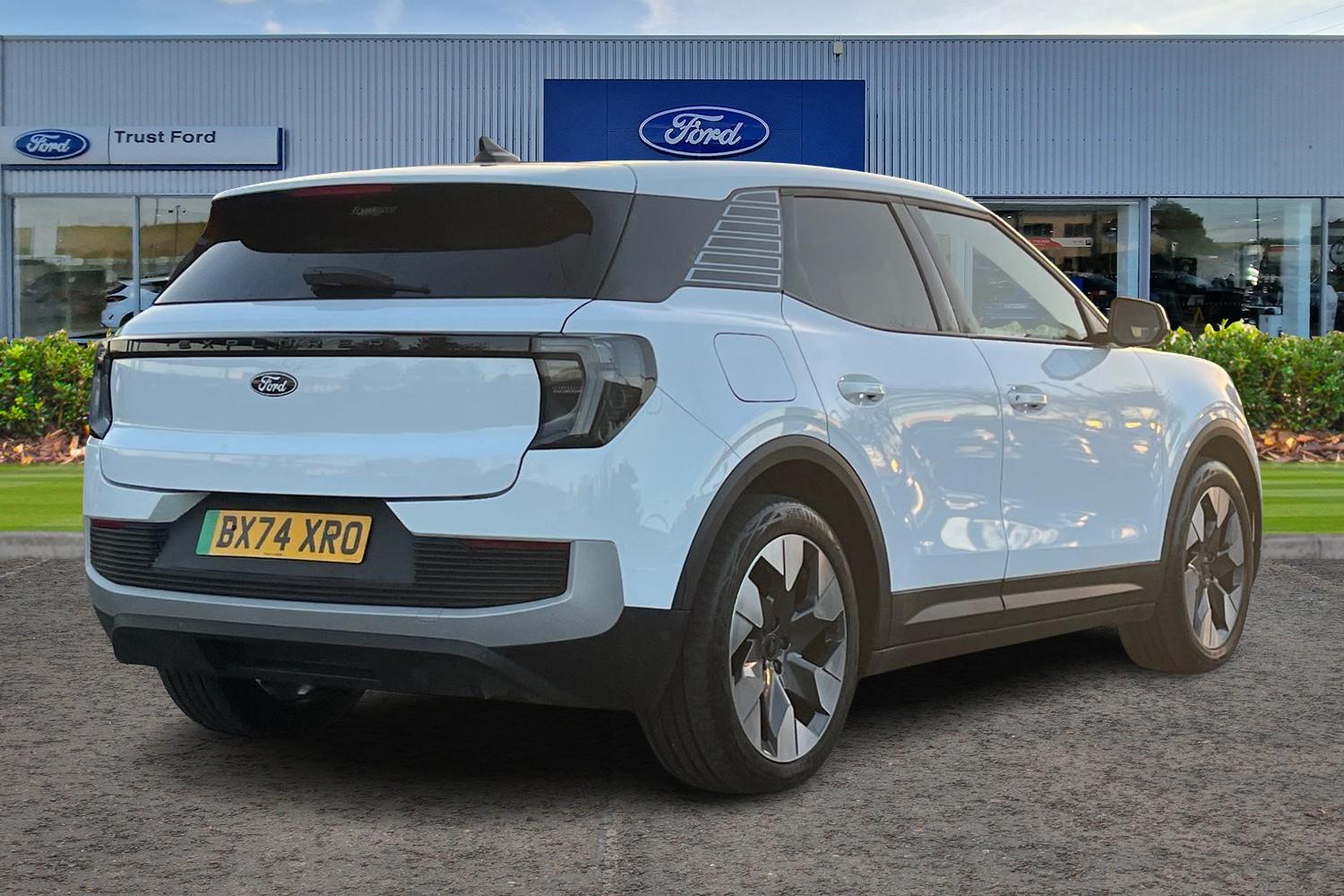 Ford Explorer Photo 3