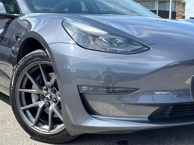 TESLA Model 3 Photo 19