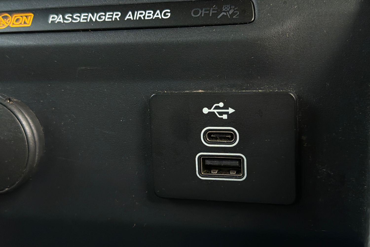 Ford TRANSIT COURIER Photo 25