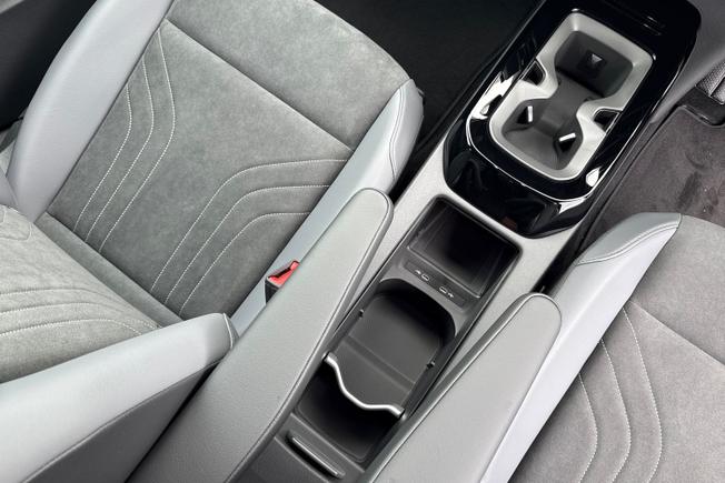 VOLKSWAGEN ID.4 Photo 22