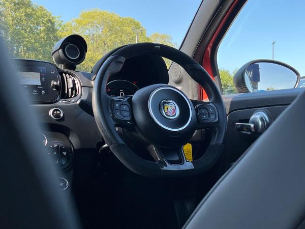 Abarth 695 Photo autoimg-f750a9c7f03cda5849f4bb48ae53f8626298508f.jpg
