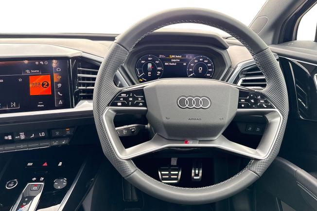Audi Q4 Photo 11