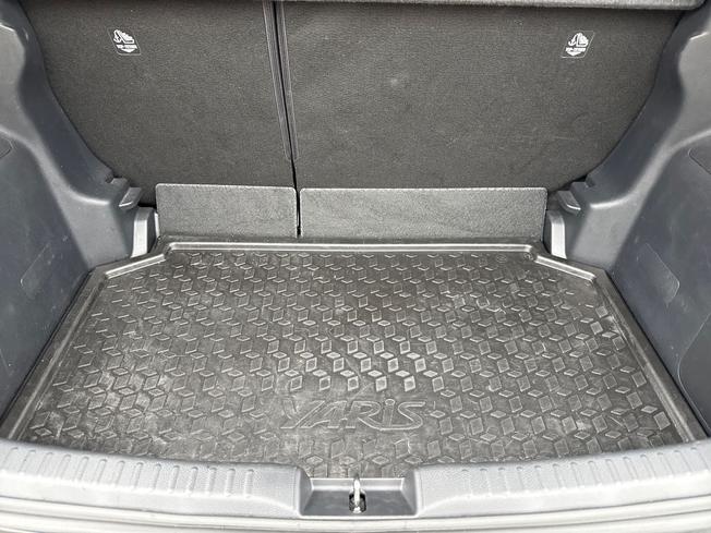 TOYOTA Yaris Photo 12