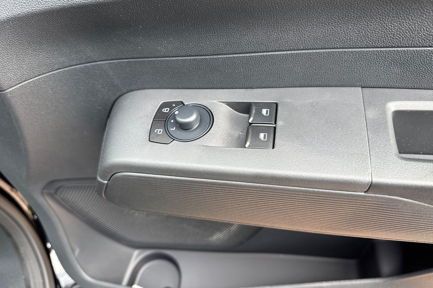 Ford E-TRANSIT COURIER Photo 28