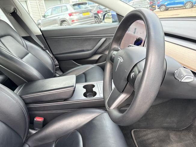 TESLA Model 3 Photo 13