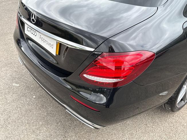 MERCEDES-BENZ E Class Photo 22