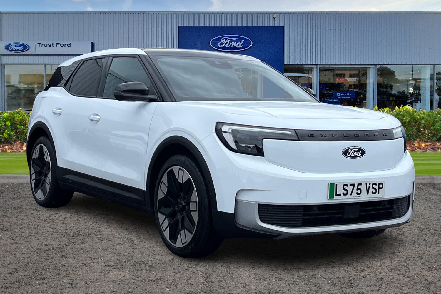 Ford Explorer Photo 0