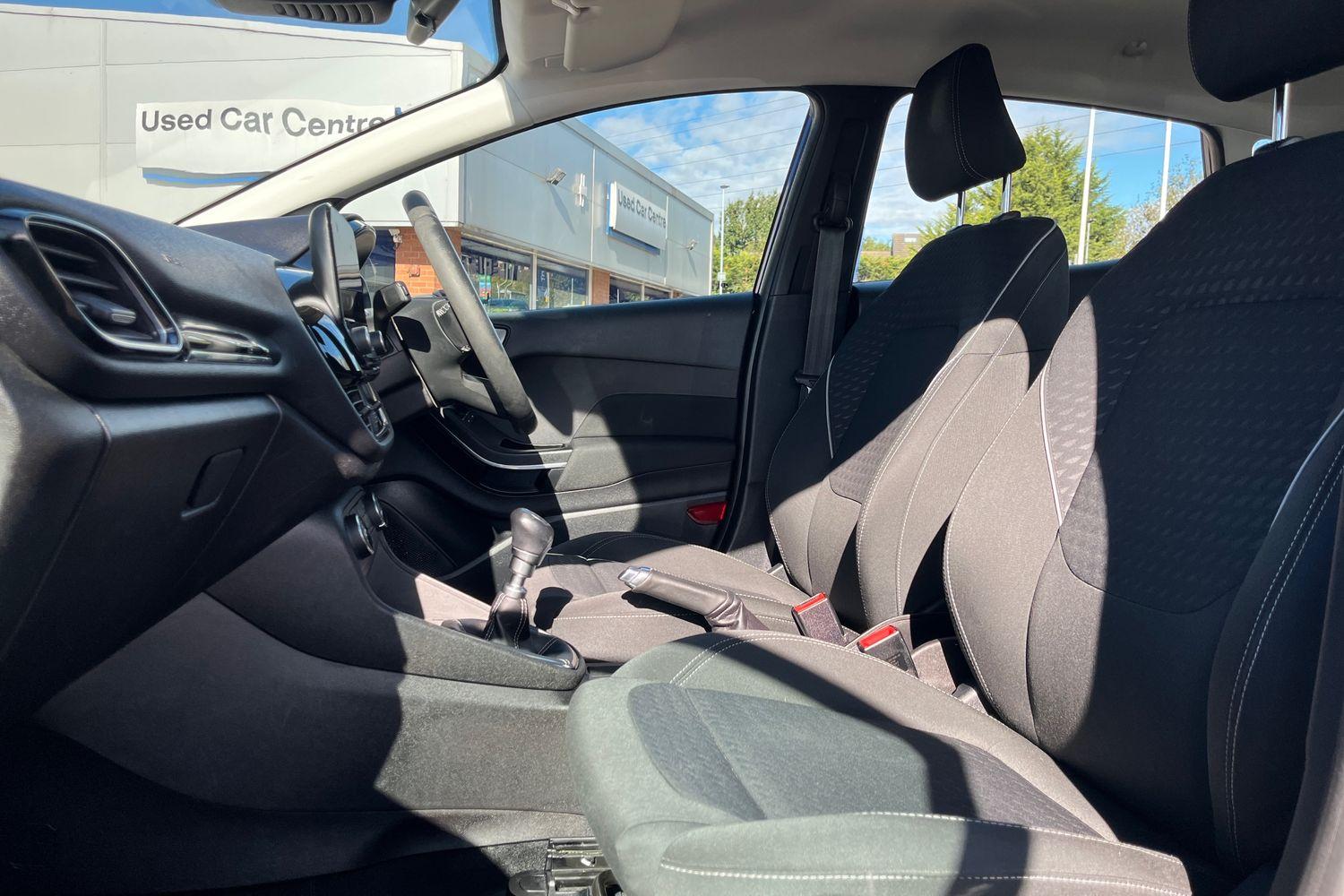 Ford FIESTA Photo 18